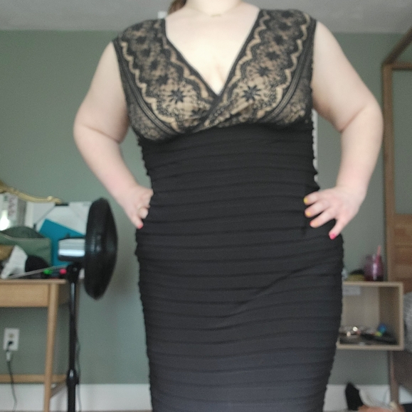 Plus size formal body con - Picture 4 of 5